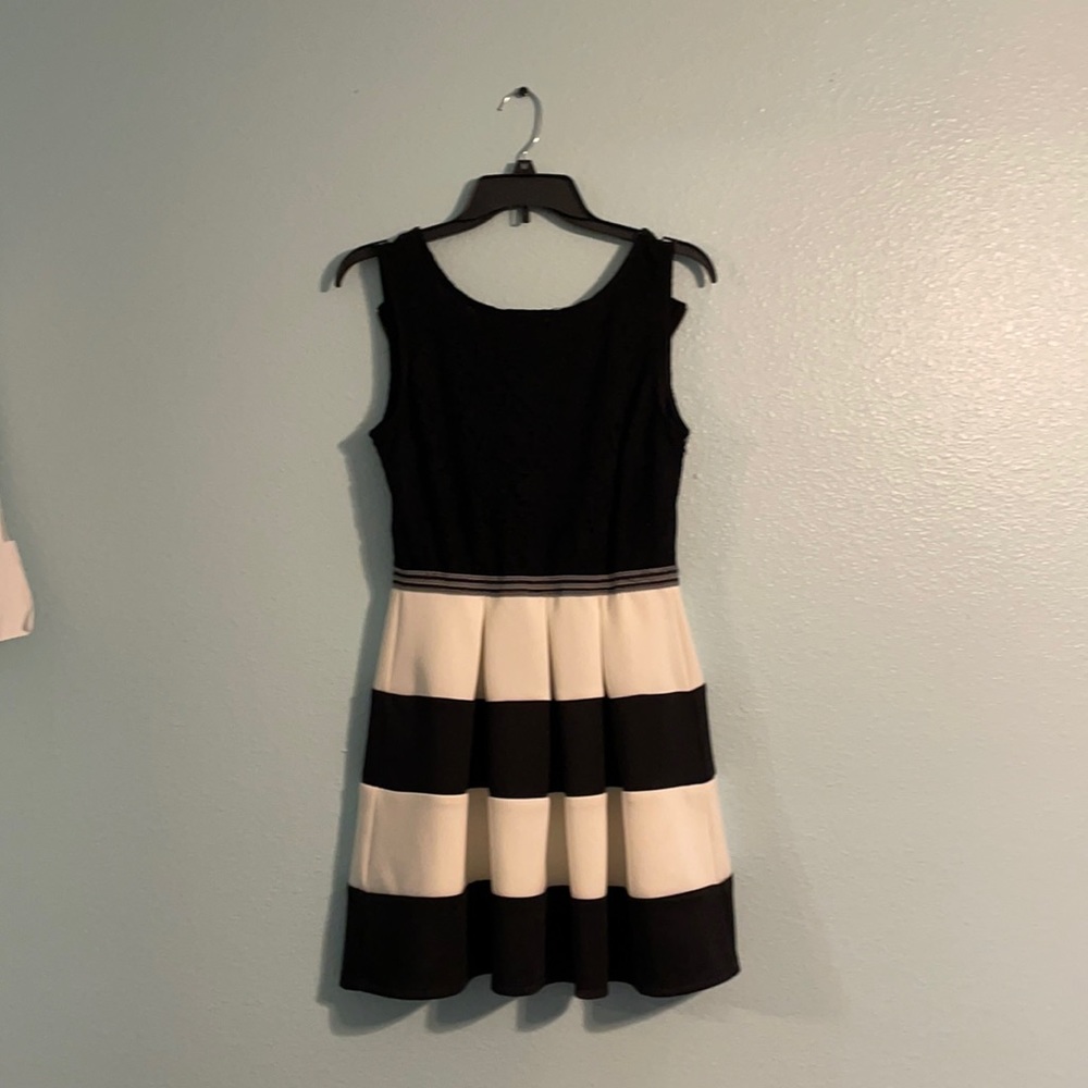 Juniors black and white sleeveless dress